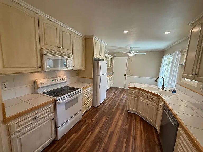 11109 Village 11 — Photo 7
