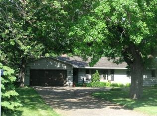 1586 Stagecoach Rd, Shakopee, MN 55379