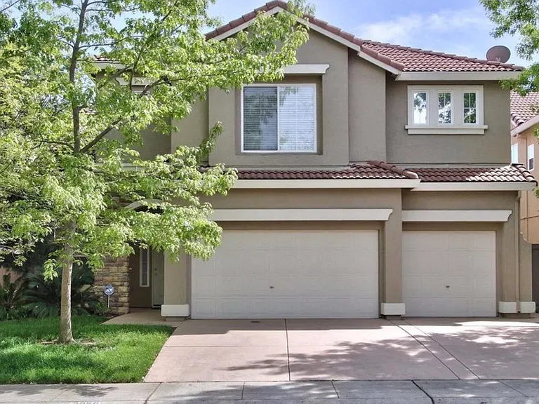 2056 Riggs Ave — Photo 1