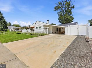 26 Myrtle Ln, Levittown, PA 19054