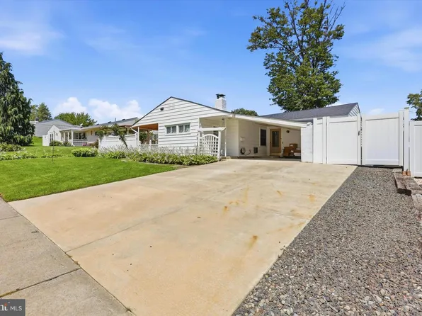 26 Myrtle Ln, Levittown, PA 19054