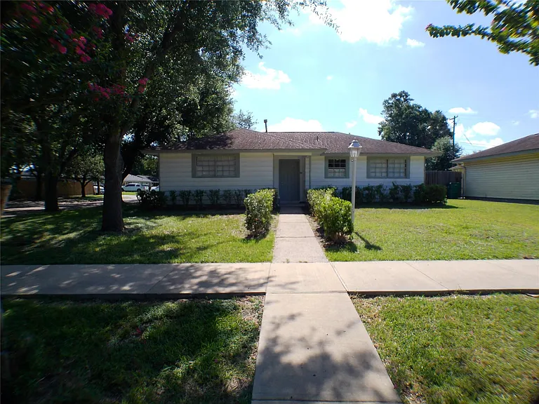 1301 Glenmore Dr — Photo 2