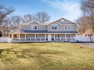 26 Giant Oak Rd, Ridge, NY 11961