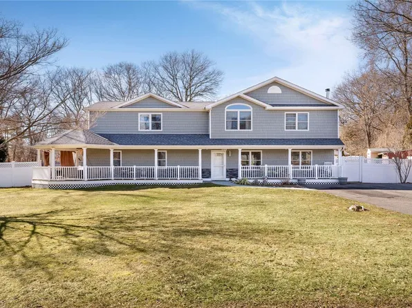 26 Giant Oak Road, Ridge, NY 11961