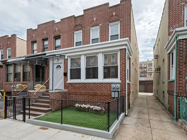 3179 34th St, Astoria, NY 11106