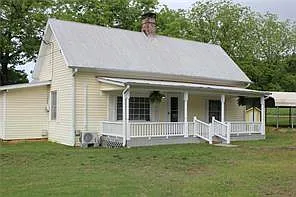 3 bed, 1.0 bath, 1196 sqft, $1,900 — Photo 3