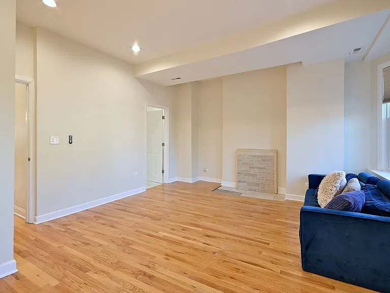 233 N Sacramento Blvd — Photo 18