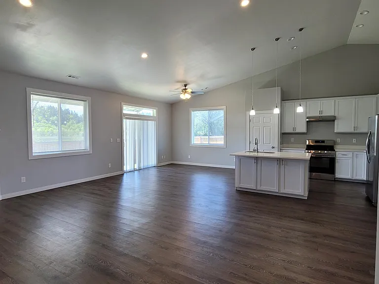 322 W Jadon Dr — Photo 2