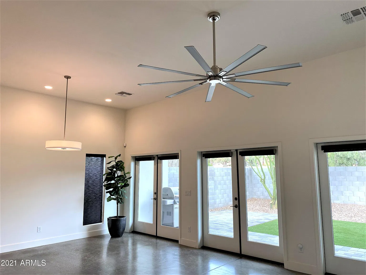 3 bed, 2.0 bath, 1895 sqft, $5,000 — Photo 3