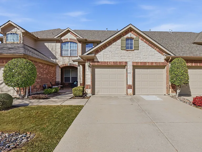 1725 Brookview Dr — Photo 1