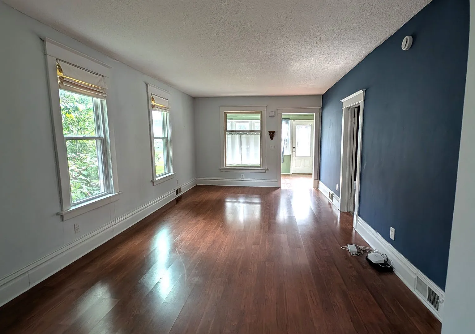 1284 Montgomery, 3 bedroom Lakeside home with basement and garage — Photo 3