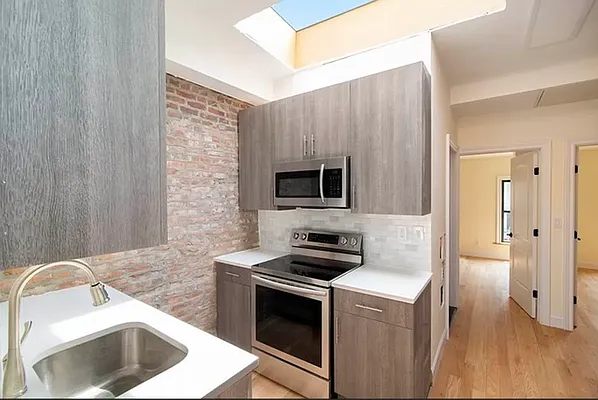 Rented by Weinstein Realty Group | media 7