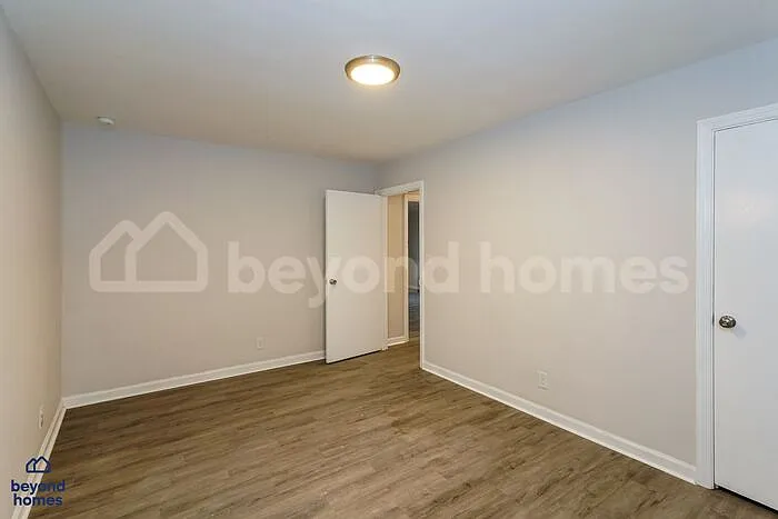 916 Julian Rd — Photo 9