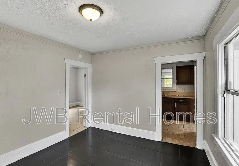 1316 W 31st St — Photo 4