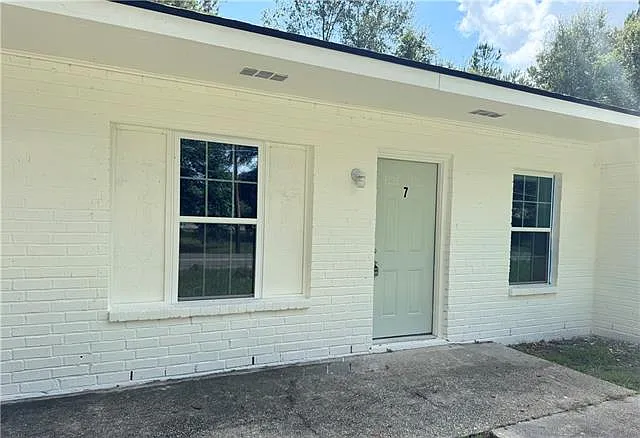 2 bed, 1.0 bath, 728 sqft, $900 — Photo 2