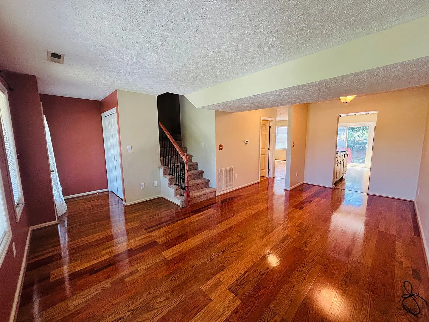 Nicely appointed 3 bedroom, 2 Bath Townhome — Photo 4