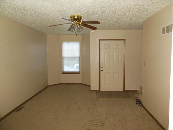 3rd image of 612 NE English Manor Dr APT C