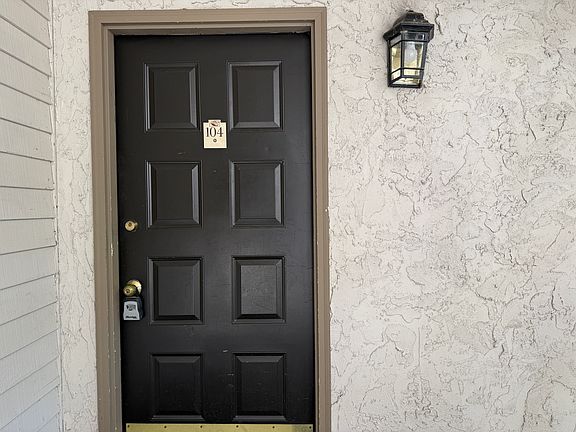 3rd image of 10424 NE 32nd Pl APT C104