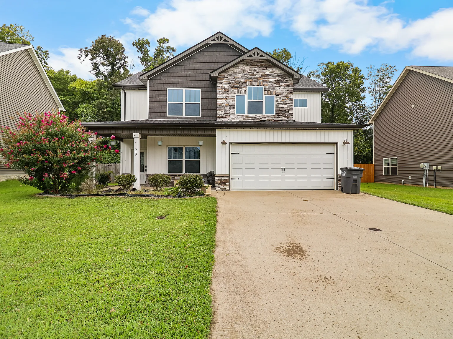 4 bed, 2.5 bath, 2091 sqft, $2,200 — Photo 2