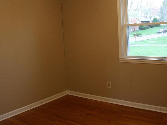 4th image of 599 Gilbert Dr