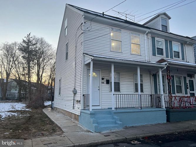 1st image of 560 York St