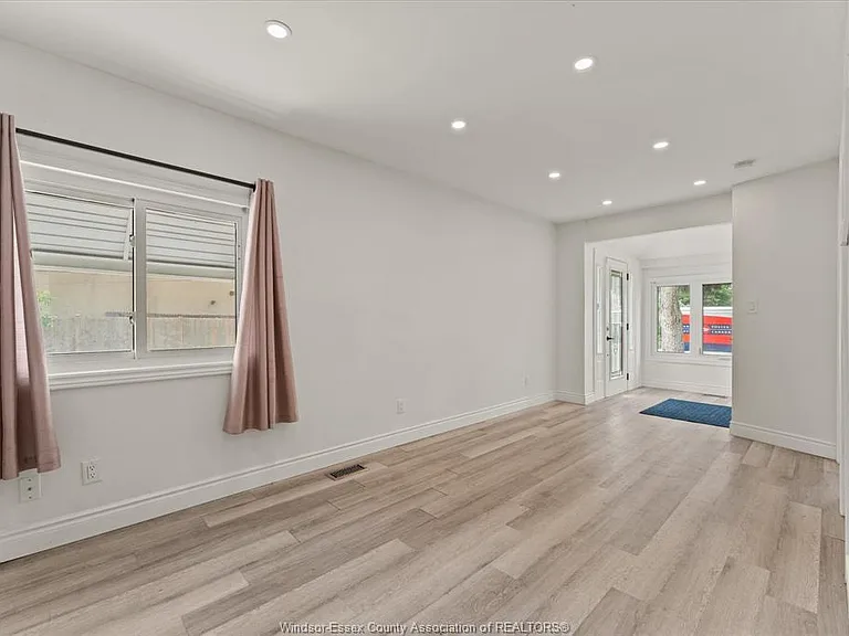 972 Wellington Ave #MAIN — Photo 6