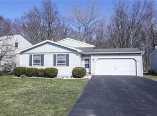 32 Meadowlark Dr, Penfield, NY 14526