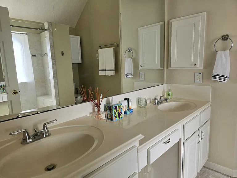 9406 Sunlake Dr — Photo 11