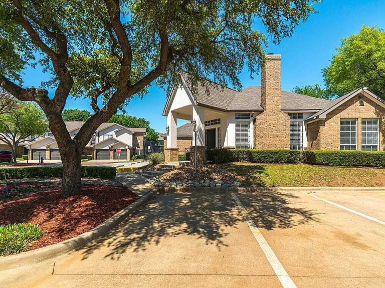 The Oaks of Arlington-Leasing Office Exterior