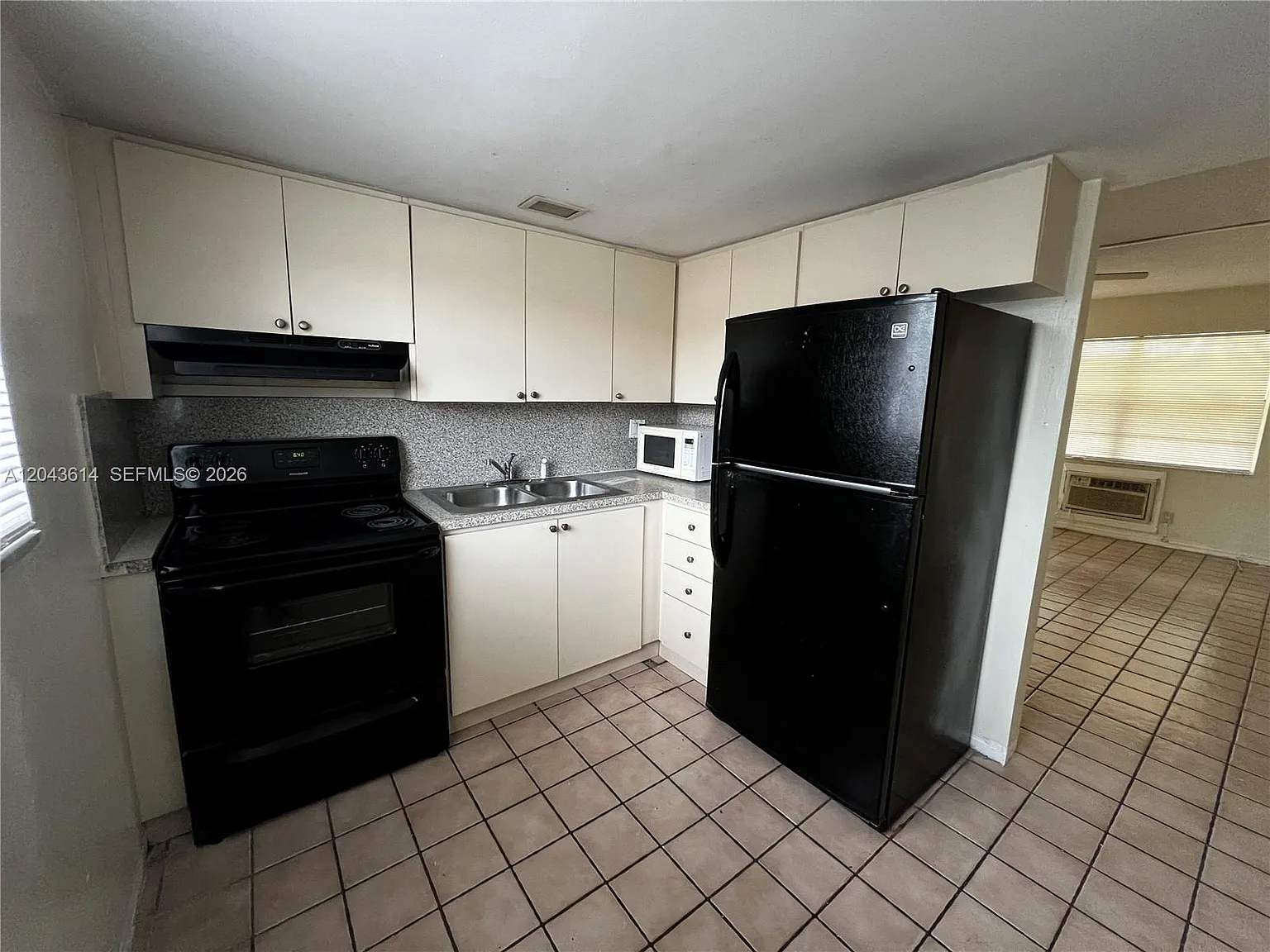 Edgewater Beach Condo — Photo 2