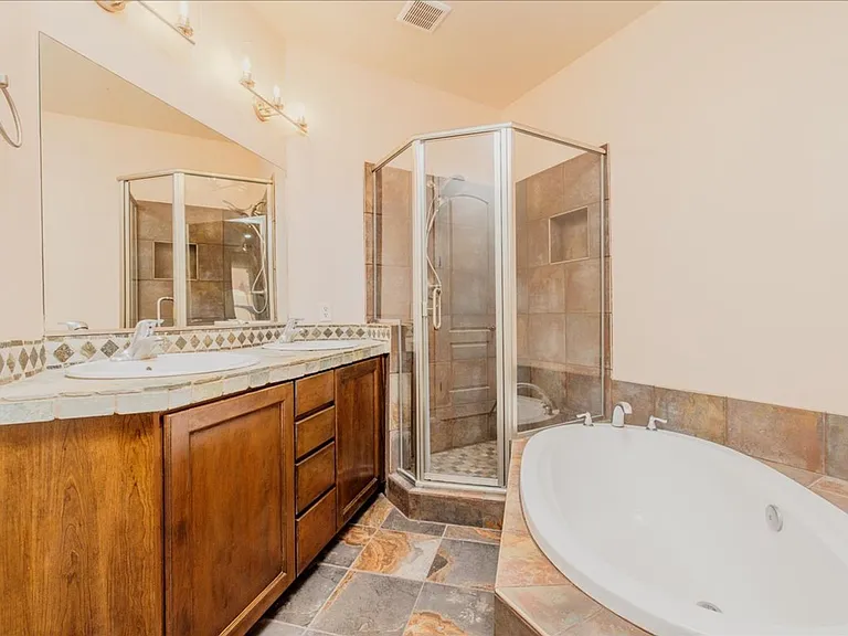 2450 E Blue Diamond Dr — Photo 26
