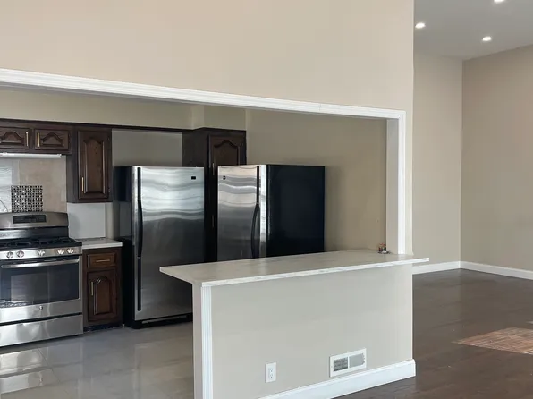 225 Mayfair Drive North image 5 of 7