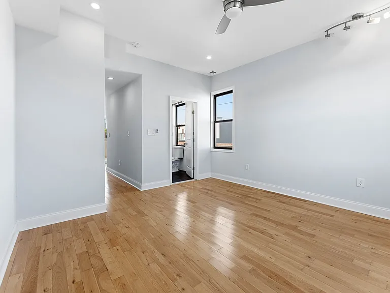 2100 Cross St — Photo 8