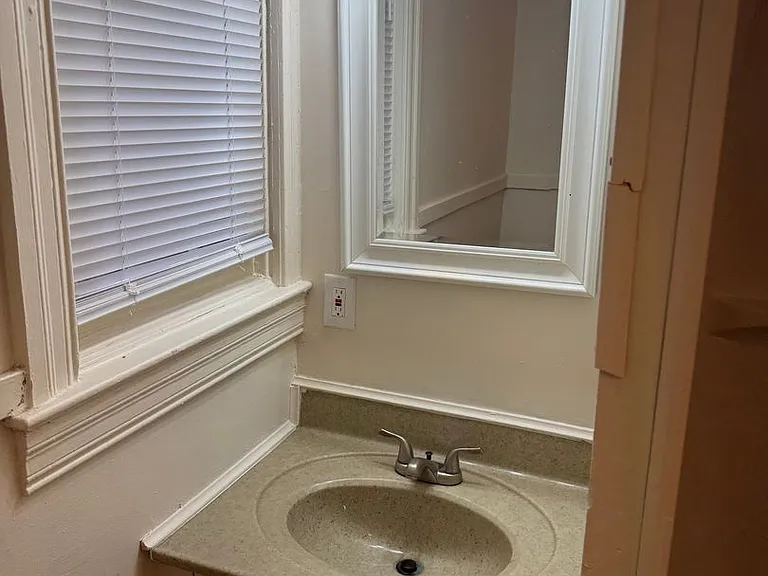 1559 W King St — Photo 27