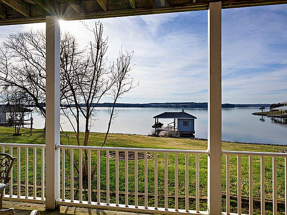 5th image of 220 Gross Point Cir