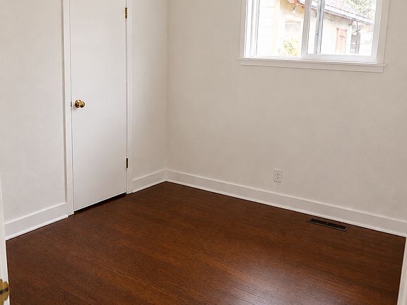 5th image of 216 W Clark St