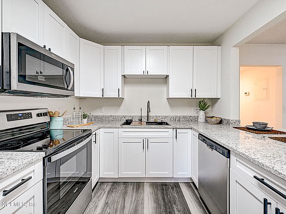 4th image of 2590 LOWELL Avenue