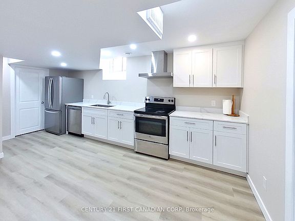 3rd image of 910 Reeves Ave