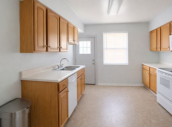 5th image of 833 Brown St