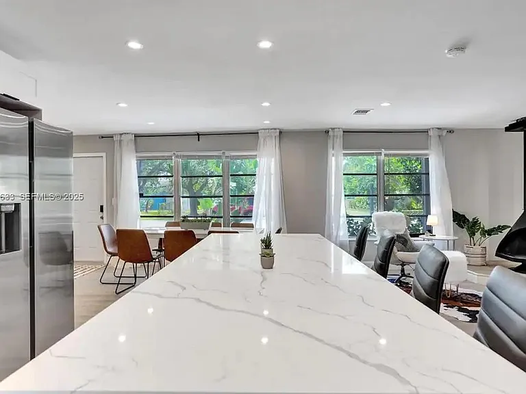 1573 NE 30th Ct — Photo 6