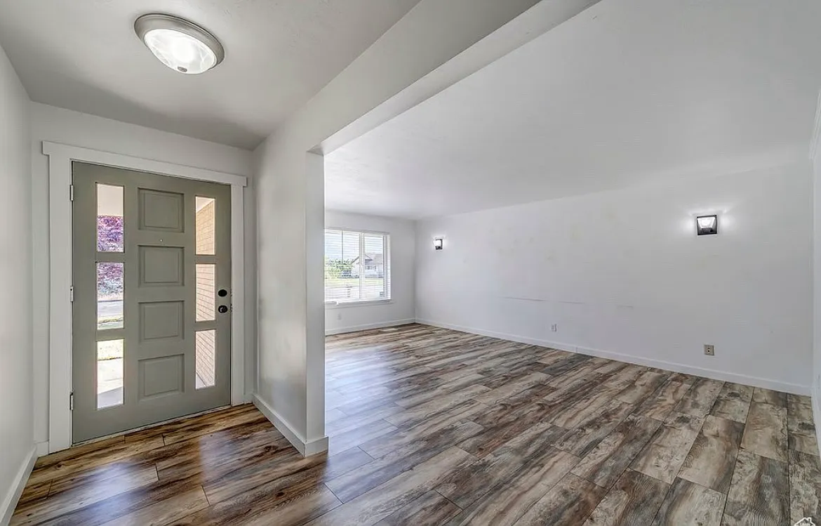 875 E Chambers St — Photo 2