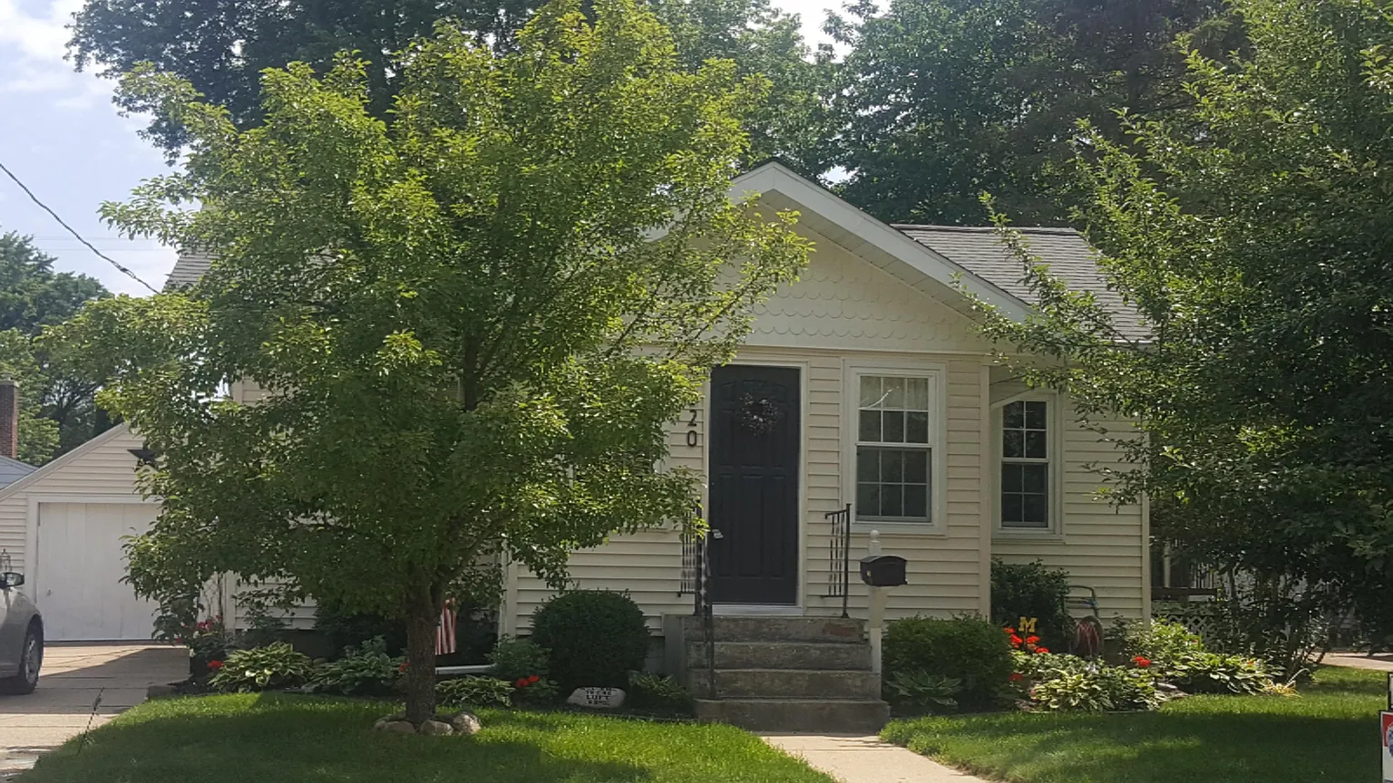 320 Adolph St photo 1