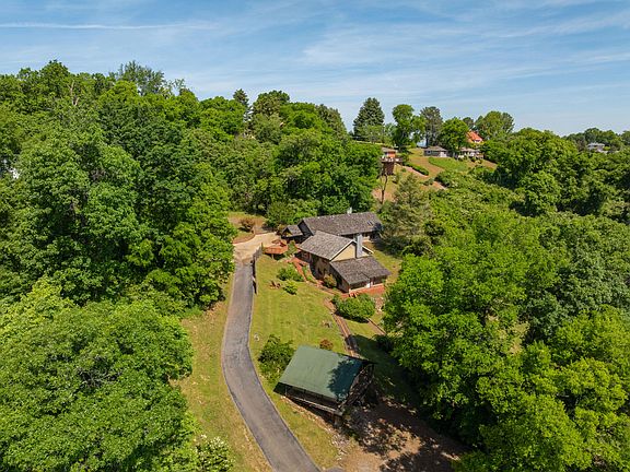8th image of 2910 Crest Terrace Dr
