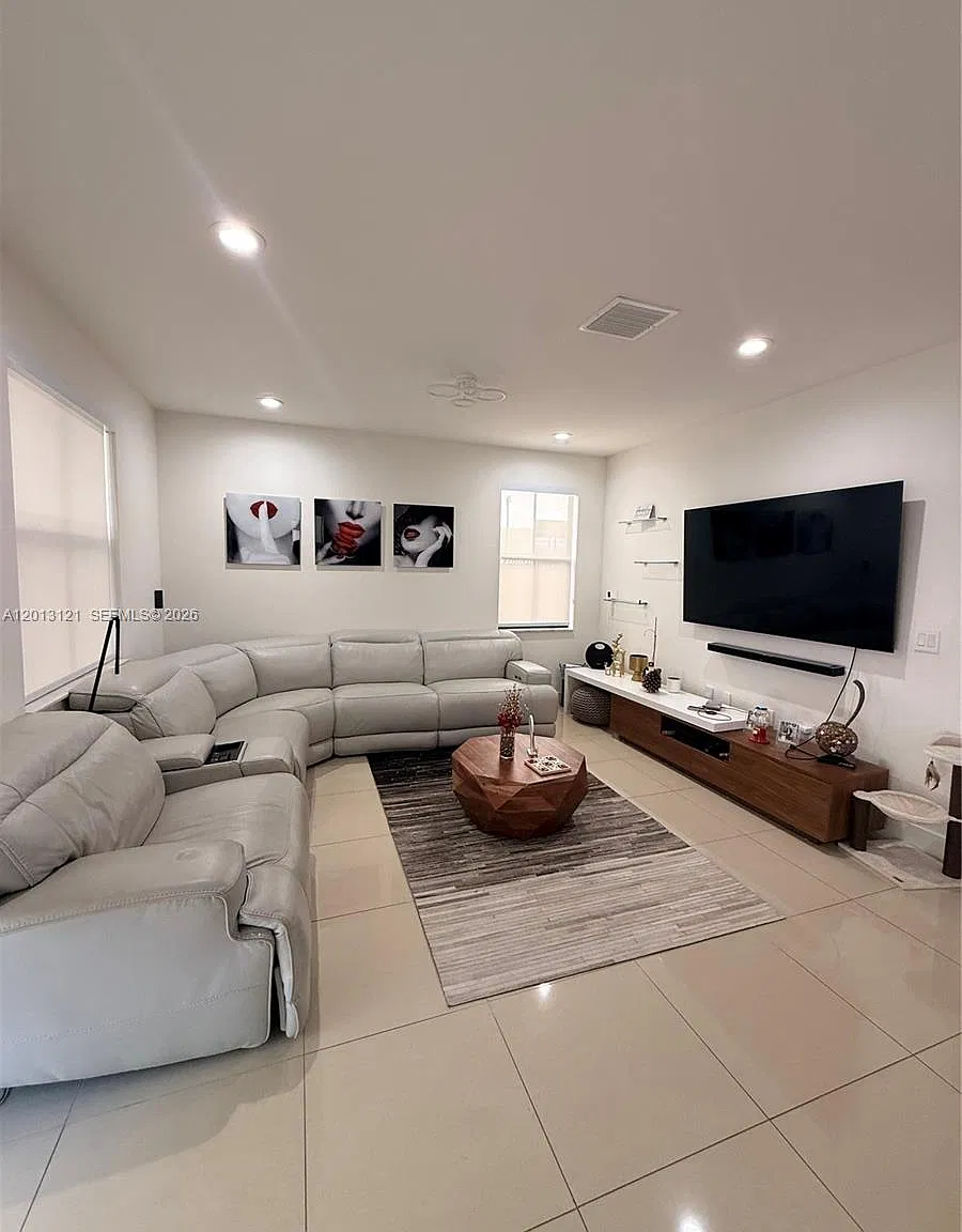 4 bed, 2650 sqft, $5,800 — Photo 2