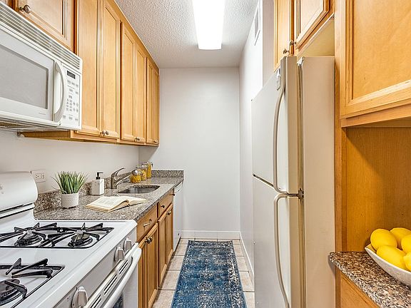 3rd image of 347 W 57th St APT 8B