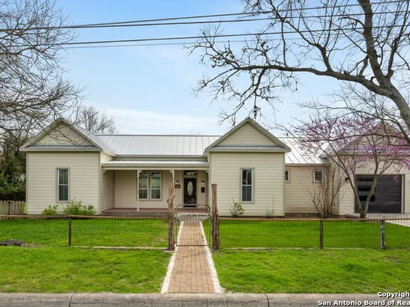 303 James St, Boerne, TX 78006