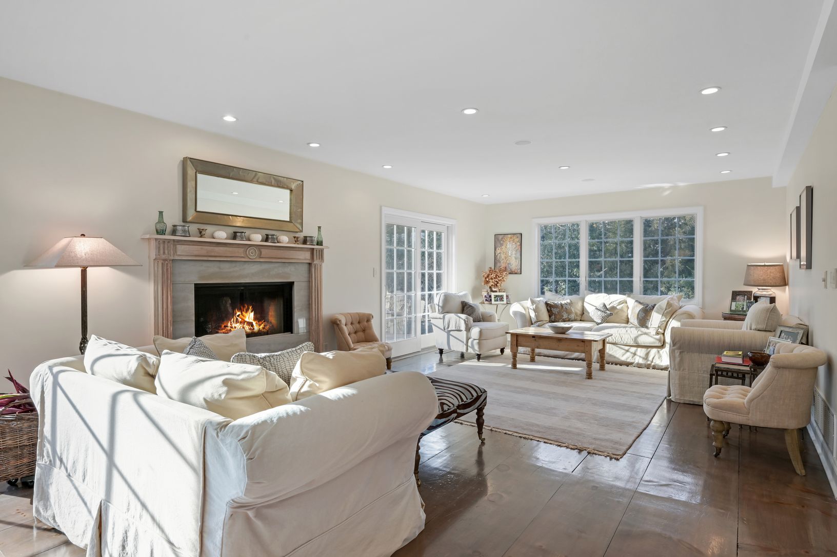  Stylish Living Room with Fireplace