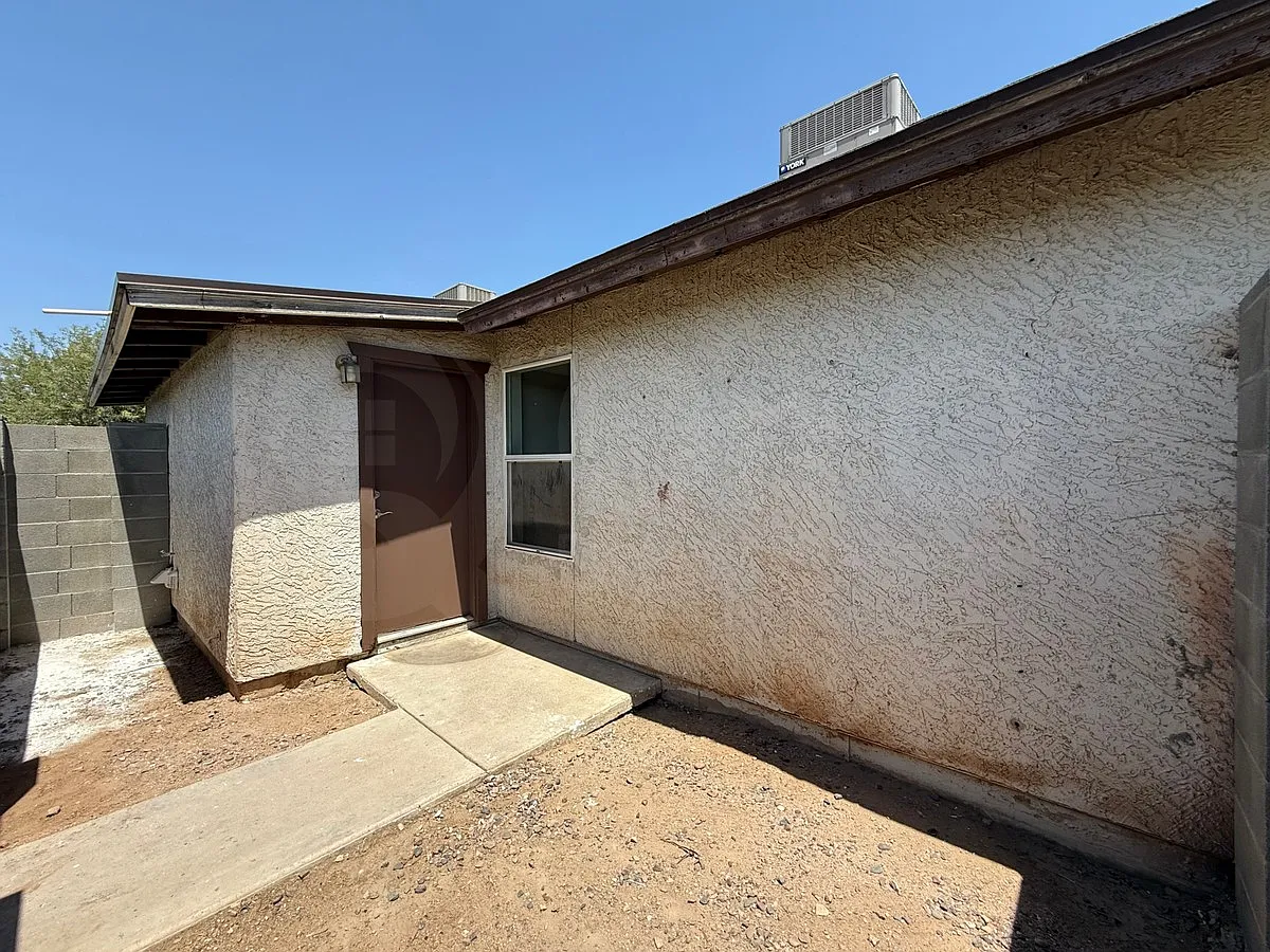 2 bed, 1.0 bath, 735 sqft, $1,150 — Photo 2