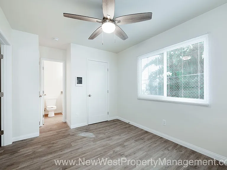 557 22nd St — Photo 15