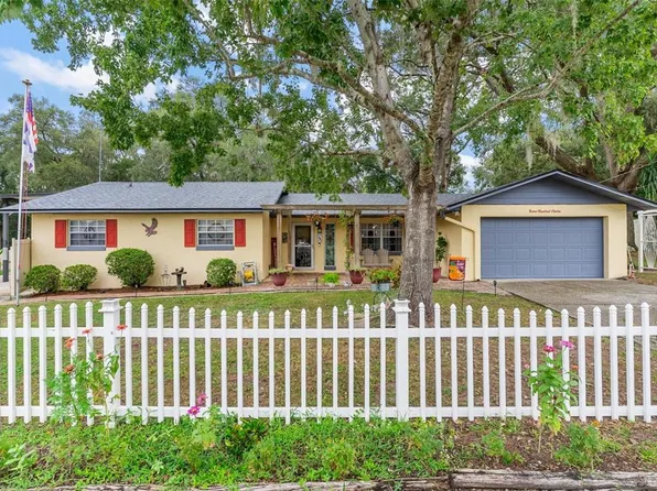 712 Southern Dr, Fruitland Park, FL 34731